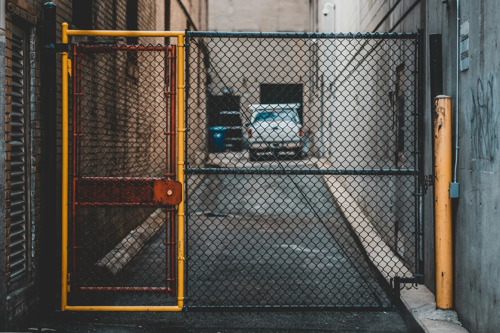 Electronic security gate securing a vehicle storage yard